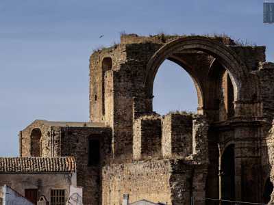 ...e le arcate di sostegno della cupola ormai crollata e invasa da erbacce